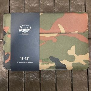 Herschel Supply Company Spokane Sleeve. 11-12”